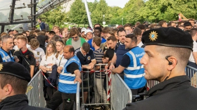Polizei und Ordner sperren den Zugang zur offiziellen Fanzone im Olympiapark. (Foto: Stefan Puchner/dpa)