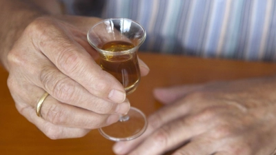 Auch im Alter kann Alkoholabhängigkeit ein Problem werden. Besonders wer aus emotionalen Gründen trinkt, sollte aufpassen. (Foto: Silvia Marks/dpa-tmn)