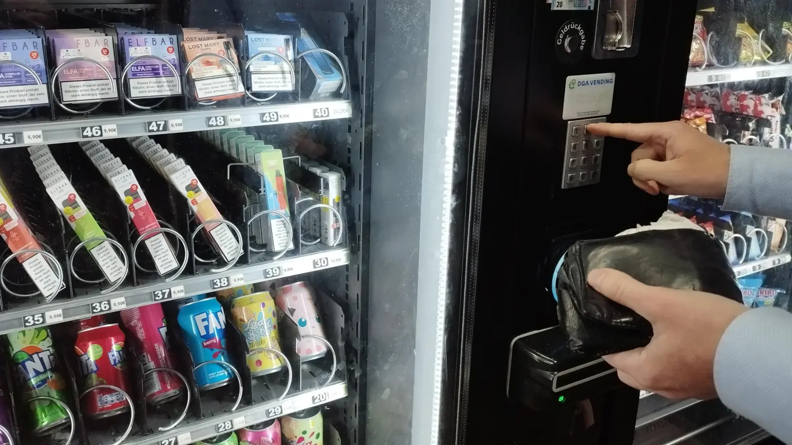 Die Zahl der Automaten in Ansbach wächst. Rund um die Uhr kann man sich mit Energydrinks, Süßigkeiten oder Utensilien zum Rauchen eindecken. (Foto: Robert Maurer)