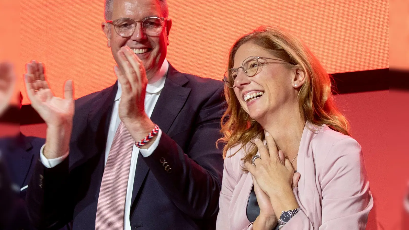 Ministerpräsident Alexander Schweitzer und die neue Partechefin Sabine Bätzing-Lichtenthäler stehen für den Generationswechsel in der rheinland-pfälzischen SPD.  (Foto: Helmut Fricke/dpa)