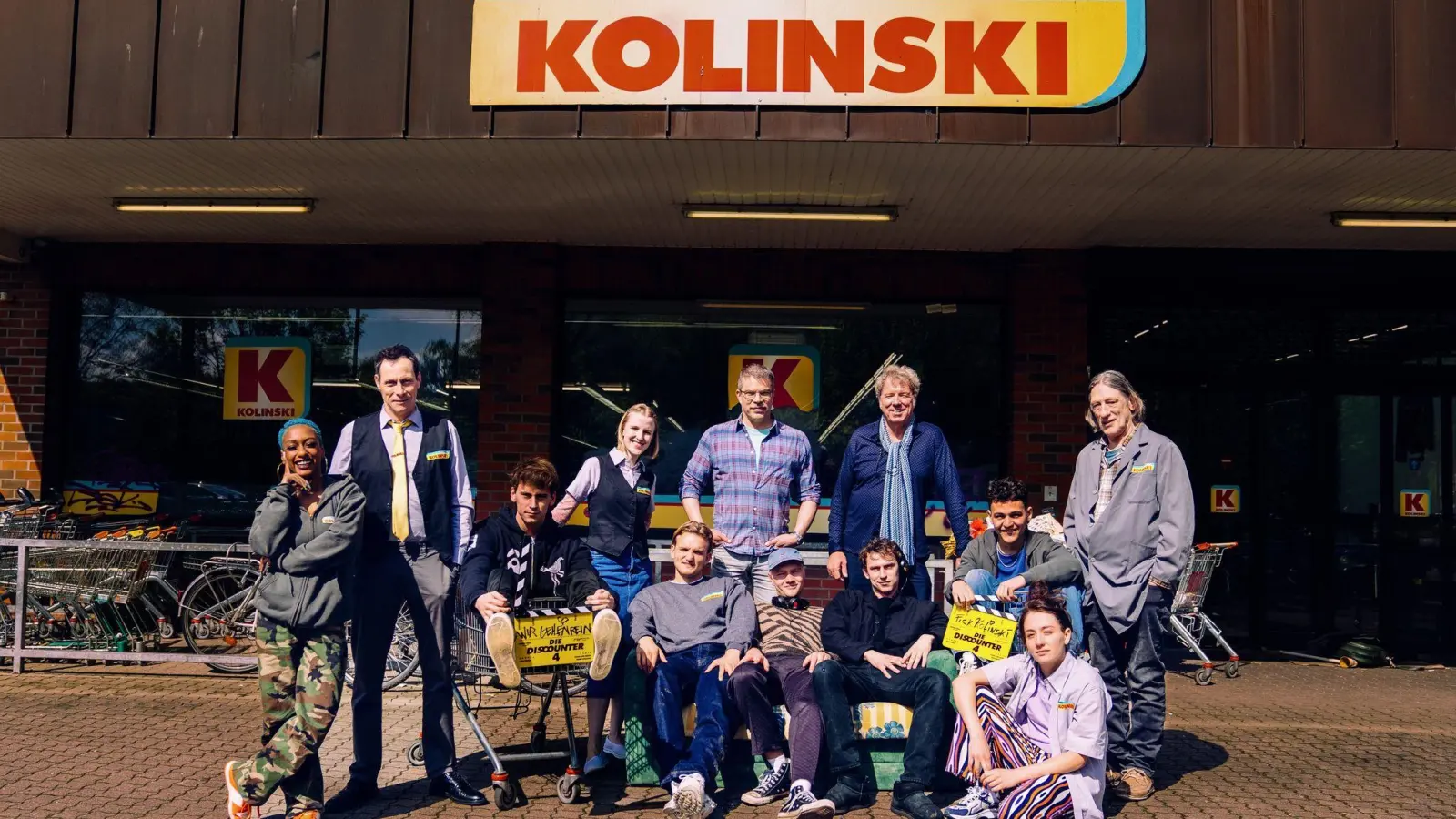 Der „Kolinski“-Supermarkt öffnet (vorerst) zum letzten Mal auf Amazon Prime Video. (Foto: Dennis Dirk/Amazon Prime Video/dpa)