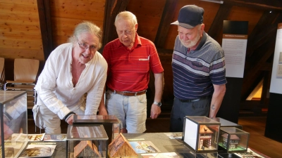 Christoph May zeigt dem Vorsitzenden Reiner Leinsle und dem Ehrenvorsitzenden Gerhard Wagner (von links) des Heimatvereins seine Fachwerkhausminiaturen. Bis Ende Oktober, also dem Ende der Museumssaison sind sie im Museum Markt Erlbach zu sehen. (Foto: Ulli Ganter)