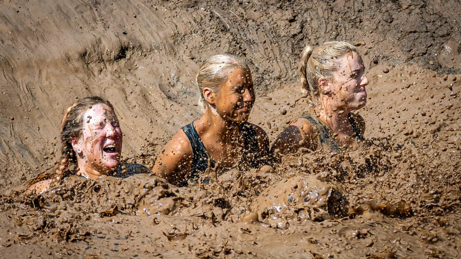 Richtig schlammig geht es beim Mud Masters zu. (Foto: Mirko Fryska)