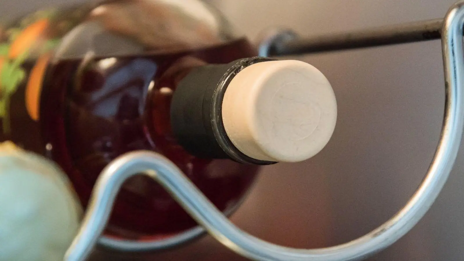 Damit Farbe und Aroma des Arancello-Likörs nicht an Qualität verlieren, sollte die Flasche dunkel, kühl und fest verschlossen aufbewahrt werden - gern auch für den nächsten Spritz gleich neben dem Sekt im Kühlschrank. (Foto: Christin Klose/dpa-tmn/dpa)