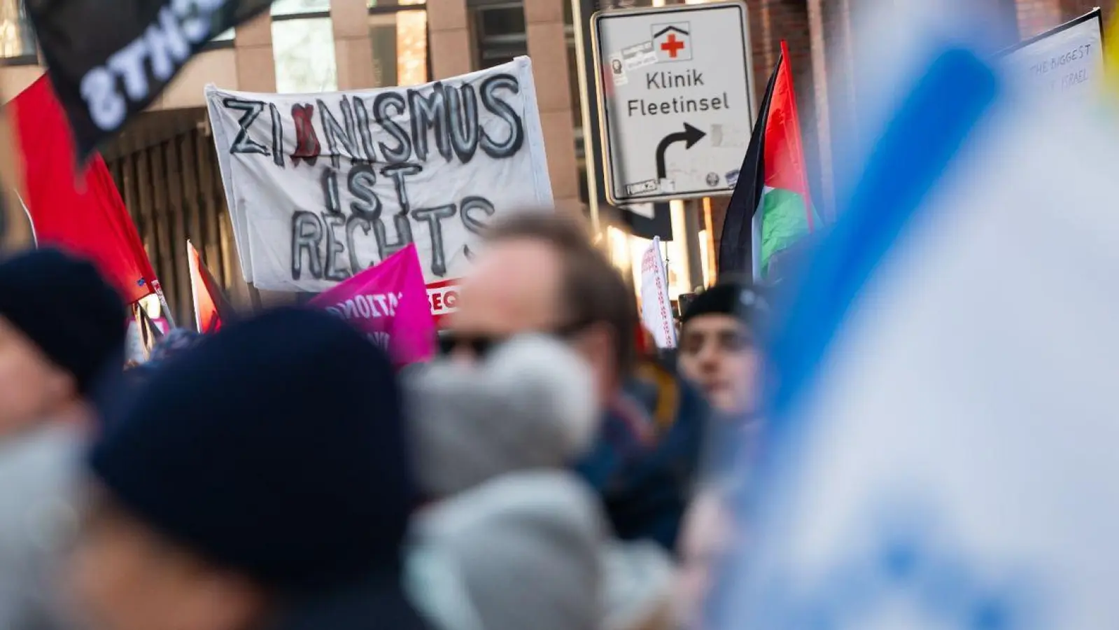 Die Demos gegen rechts wie hier in Hamburg könnten einen Einfluss auf die AfD-Niederlage bei einer Landratswahl in Thüringen gehabt haben. (Foto: Jonas Walzberg/dpa)