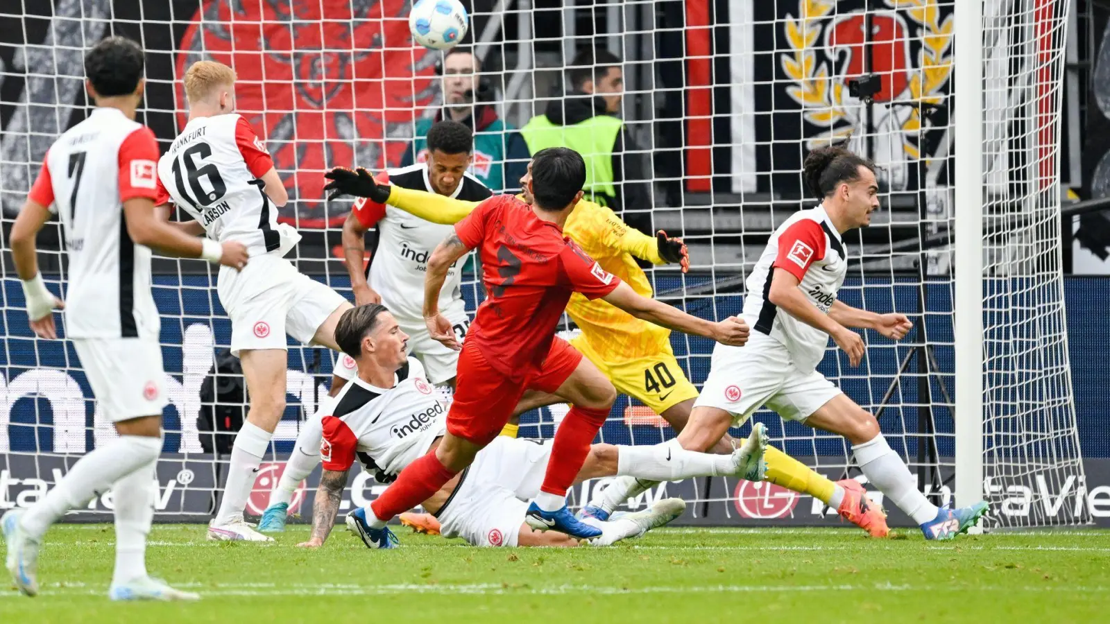 Eintracht Frankfurt und Bayern München lieferten sich im Bundesliga-Topspiel ein Spektakel. (Foto: Uwe Anspach/dpa)