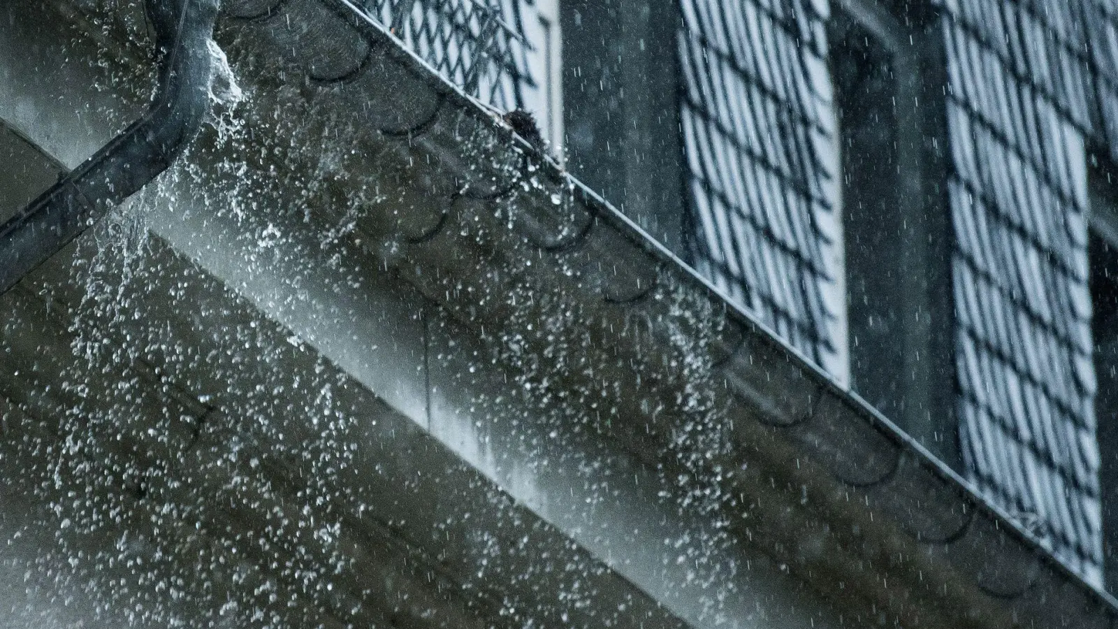 Nach den Unwettern mit starken Regenfällen und Jahrhunderthochwassern können Wohngebäude von Überschwemmungen betroffen sein. (Foto: Silas Stein/dpa/dpa-tmn)