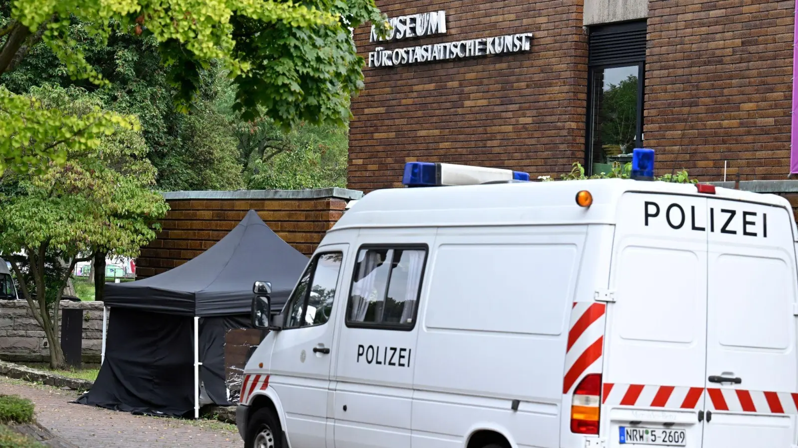 Die Spurensicherung der Polizei am Museum für Ostasiatische Kunst in Köln. (Foto: Roberto Pfeil/dpa)