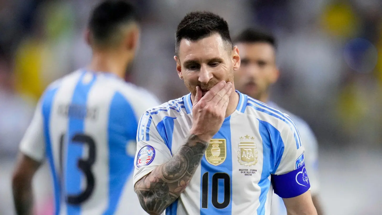 Lionel Messi vergab einen Elfmeter, kam aber mit Argentinien trotzdem weiter. (Foto: Julio Cortez/AP/dpa)