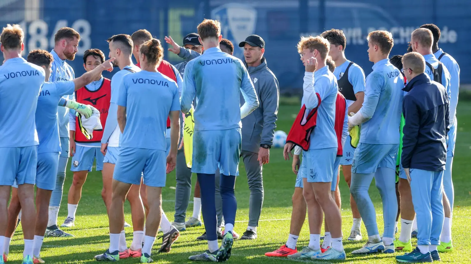 Ansprache ans Team: Markus Feldhoff will den VfL Bochum aus der Krise führen. (Foto: Tim Rehbein/dpa)