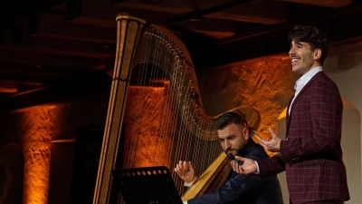 Außergewöhnliches Duo: der Harfenist Joel von Lerber und der Sopran Maayan Licht beim Konzert in Feuchtwangen. (Foto: Elke Walter)