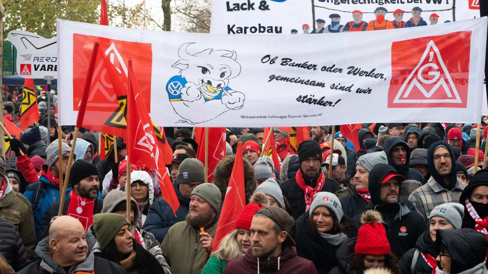 Tausende Teilnehmer demonstrieren vor dem Werk am Verhandlungsort in der Volkswagen Arena, mit anschließender Protest-Kundgebung direkt vor dem Stadion. (Foto: Alicia Windzio/dpa)