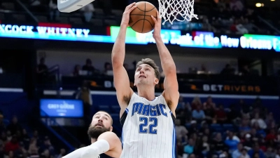 Geldsegen: Basketball-Star Franz Wagner soll in den nächsten fünf Jahren rund 206 Millionen Euro erhalten.  (Foto: Gerald Herbert/AP)