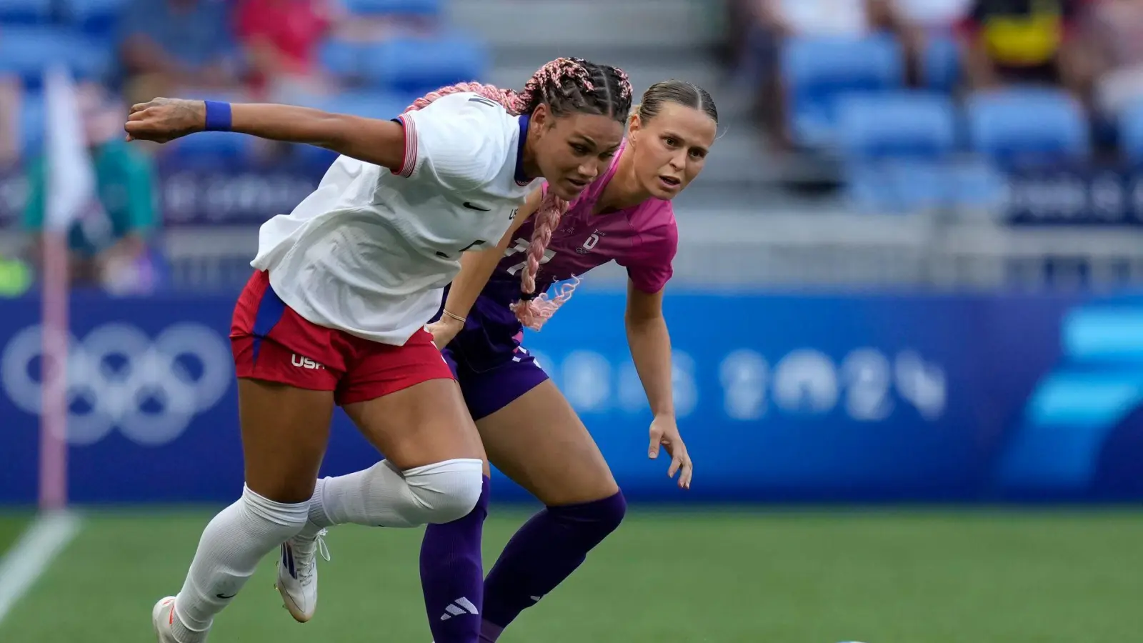  Trinity Rodman (links) spricht über ihren Vater. (Foto: Silvia Izquierdo/AP)