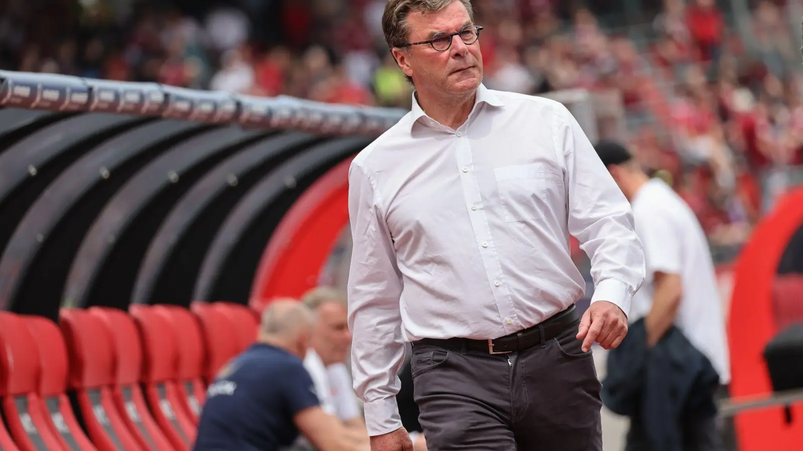 Der Nürnberger Trainer Dieter Hecking steht vor Spielbeginn auf dem Platz. (Foto: Daniel Karmann/dpa)