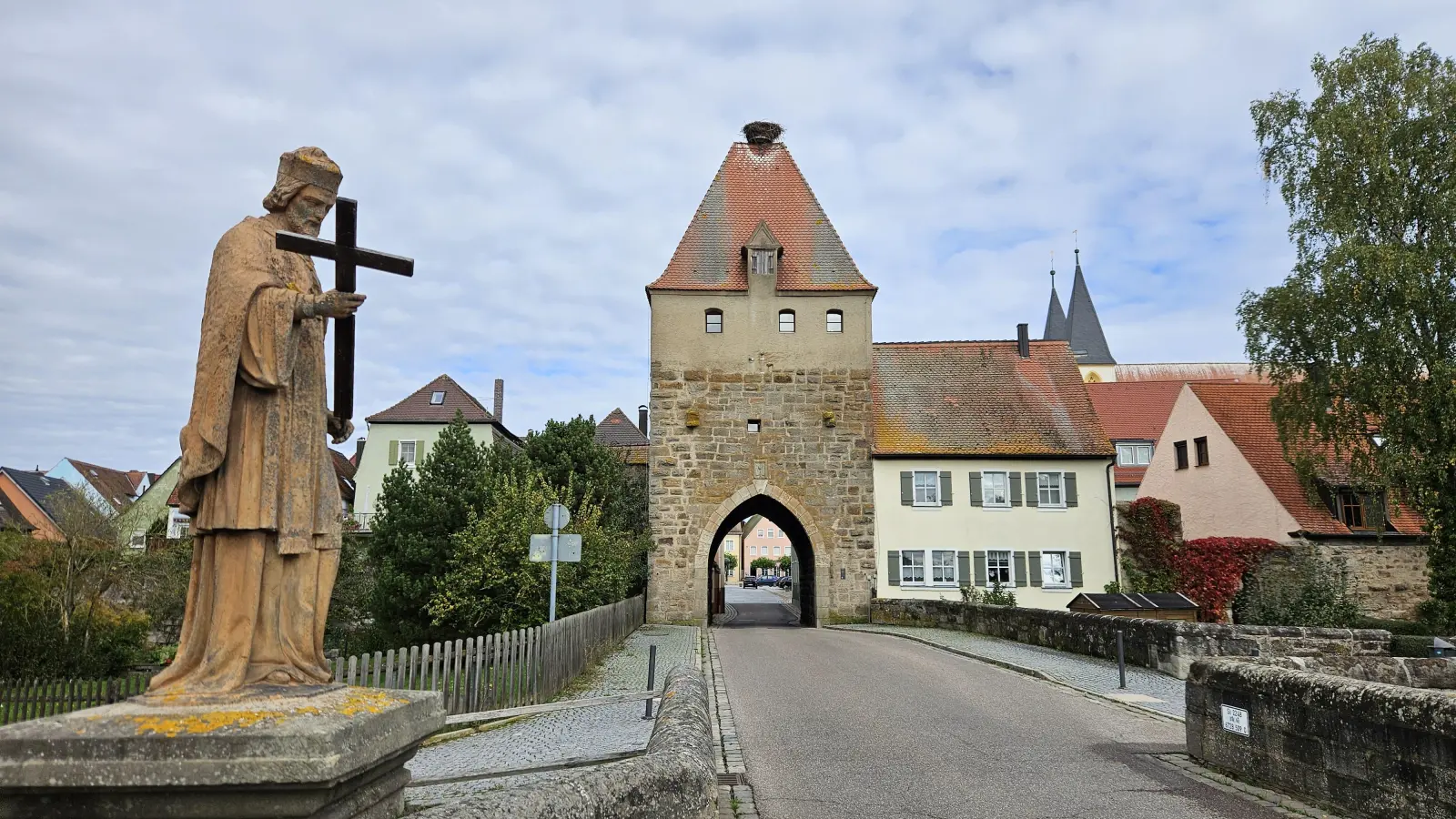 Den mittelalterlichen Storchenturm in Herrieden hat ein unbekannter Lkw-Fahrer beschädigt und einen Schaden von rund 3000 Euro hinterlassen. (Foto: Wolfgang Grebenhof)