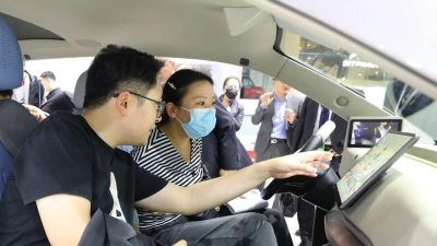 Besucher probieren ein HarmonyOS-basiertes intelligentes Bordcomputerterminal am Huawei-Stand auf der 20. internationalen Automobilausstellung „Auto Shanghai 2023“. (Foto: Fang Zhe/XinHua/dpa)