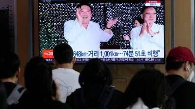 Ein Fernsehbildschirm zeigt ein Bild von Kim Jong Un (l) während einer Nachrichtensendung im Bahnhof von Seoul. (Foto: Ahn Young-joon/AP/dpa)