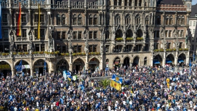 Schottische Fans feiern Stunden vor dem Spiel auf dem Marienplatz vor dem Münchener Rathaus. (Foto: Stefan Puchner/dpa)