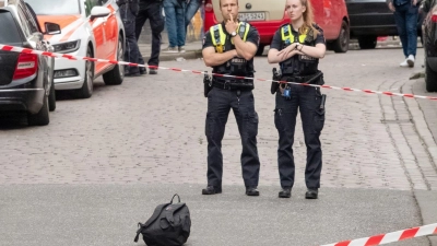 In der Nähe von Tausenden Niederlande-Fans kam es zu einem Polizeieinsatz. Die Motive des Angreifers sind noch unklar. (Foto: Bodo Marks/dpa)