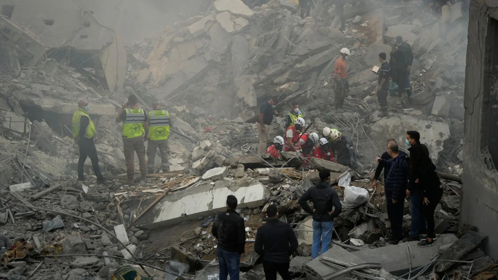 Die Rettungsarbeiten dauern nach dem Angriff, der das Zentrum von Beirut traf, an.  (Foto: Hassan Ammar/AP)