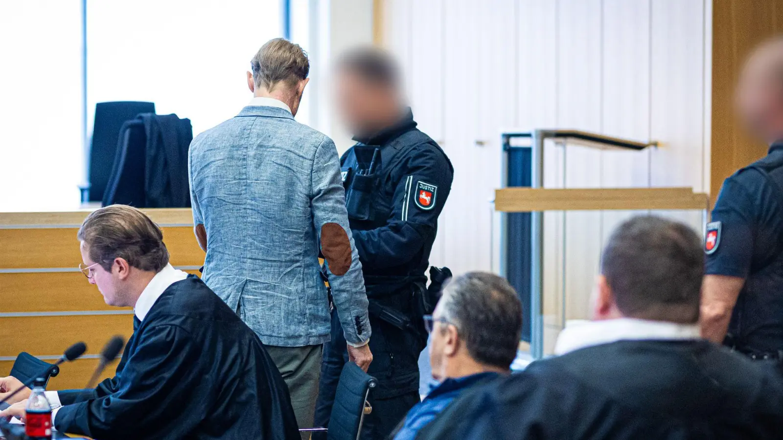 Hat Christian B. (oben rechts) im Gefängnis über seine Taten gesprochen?  (Foto: Moritz Frankenberg/dpa-Pool/dpa)