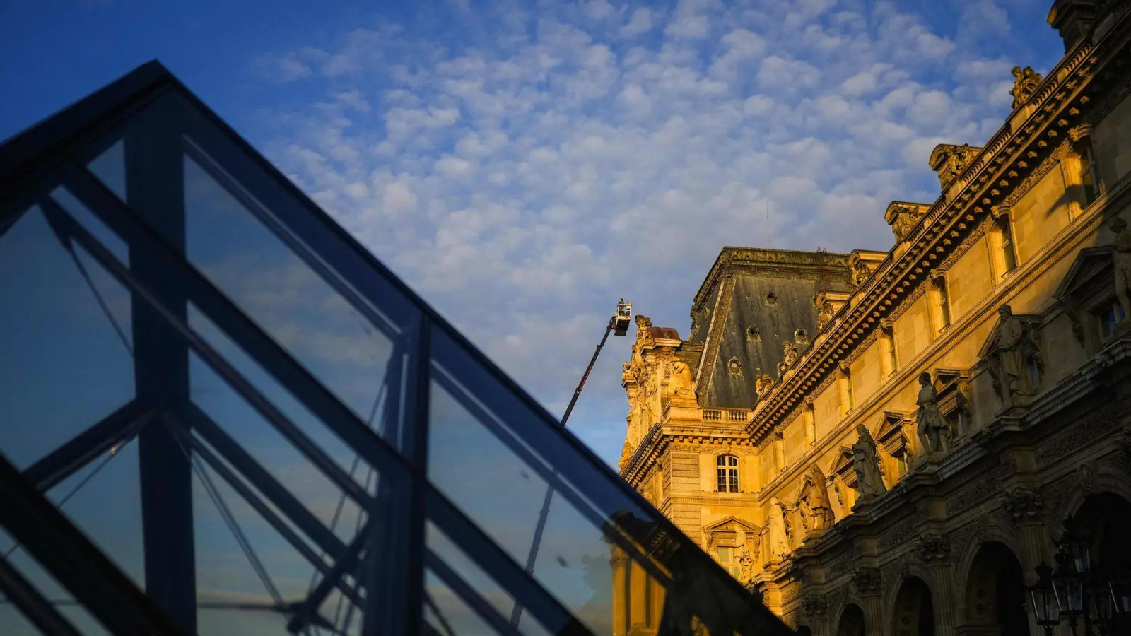 Laut der Louvre-Chefin ist die berühmte Glaspyramide des Museums „strukturell überholt“. (Foto: Dimitar Dilkoff/AFP/dpa)