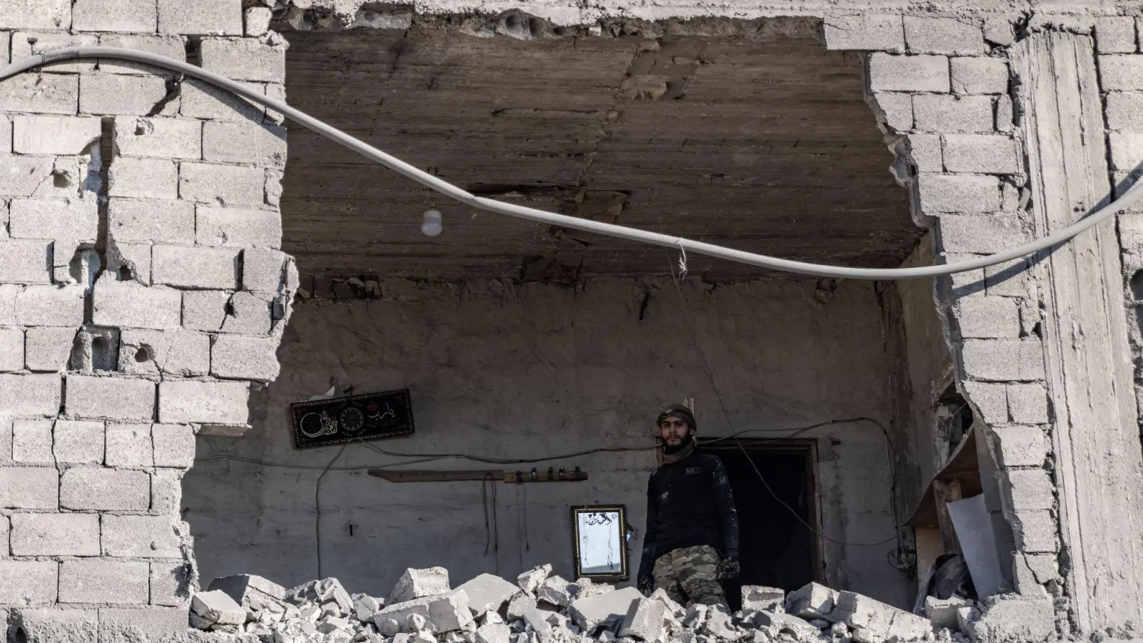 Ein Mann steht nach einem Luftangriff auf die Stadt Atarib in der Umgebung von Aleppo in einem zerstörten Gebäude. (Archivbild) (Foto: Anas Alkharboutli/dpa)