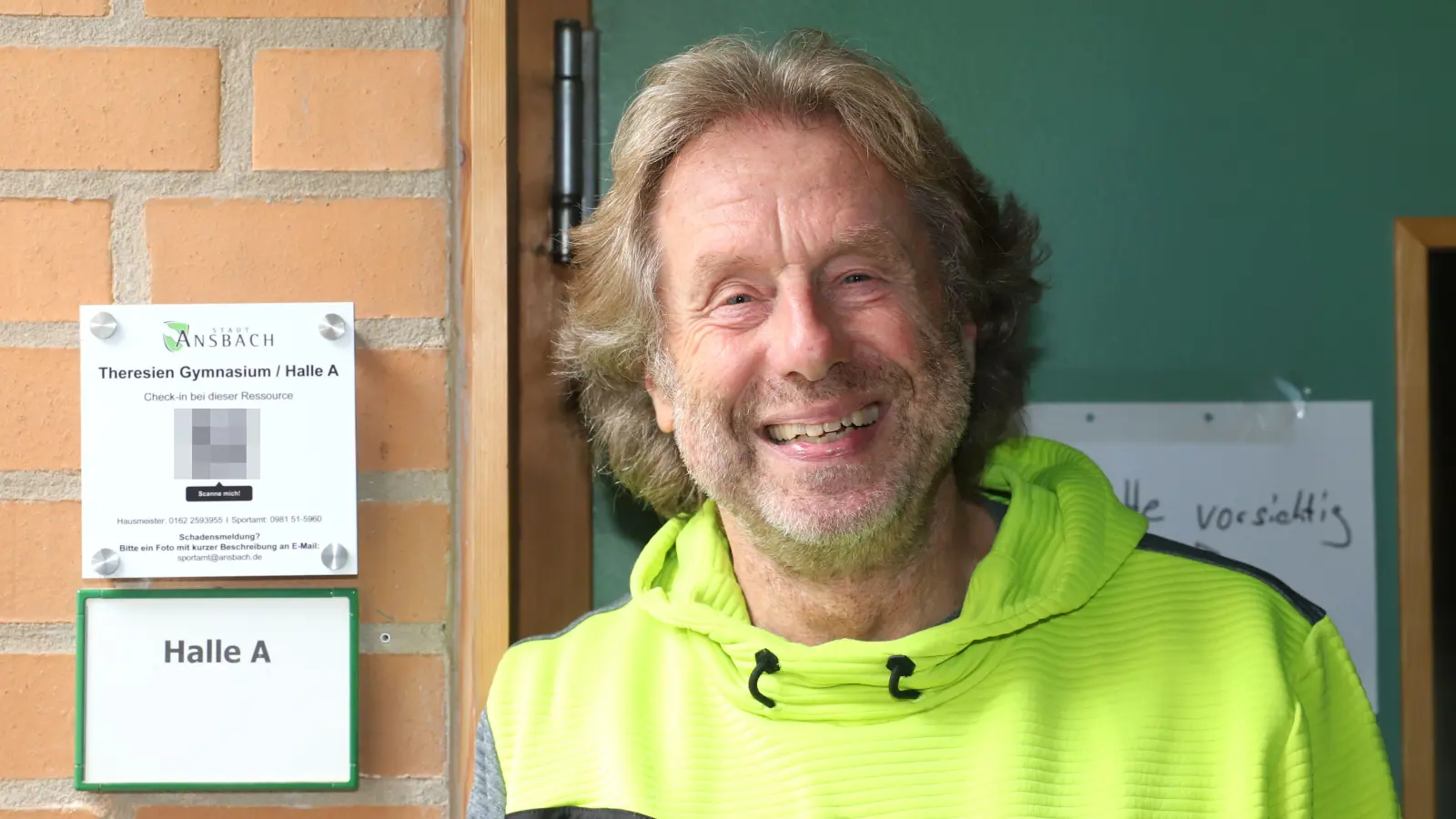 Das Lachen trügt: Erich Grau kann sich mit QR-Codes in Sporthallen nicht anfreunden. Um Missbrauch zu verhindern, ist auf diesem Bild der Code in der Halle des Theresien-Gymnasiums verfremdet. (Foto: Oliver Herbst)