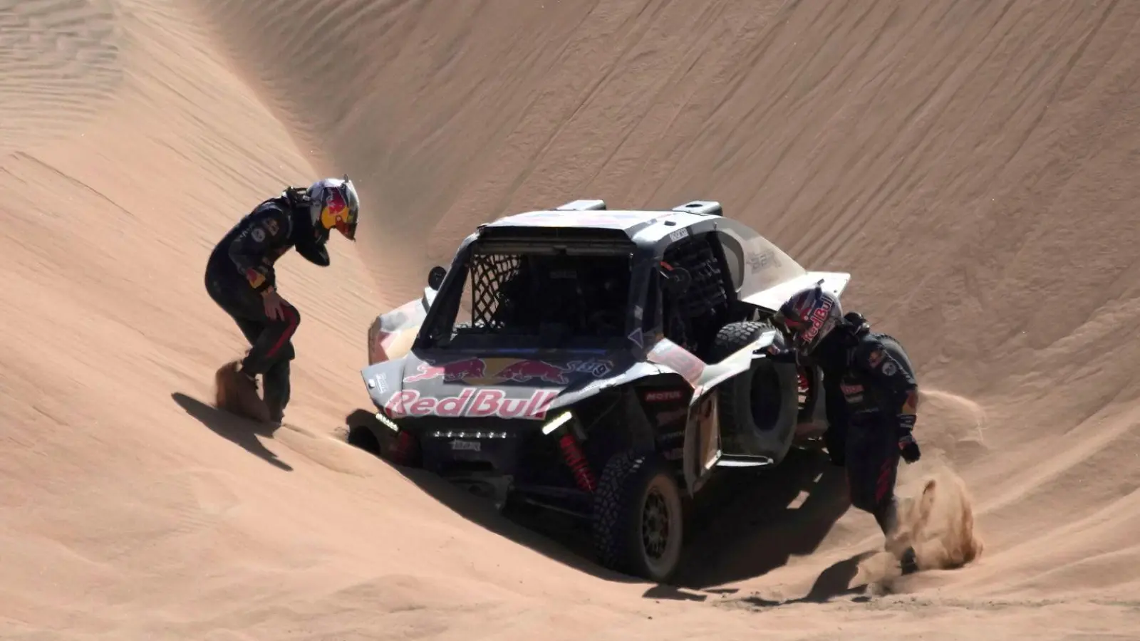  Goncalo Gurreiro und Beifahrer Cadu Sachs sind bei der Rallye Dakar im Wüstensand steckengeblieben. (Foto: Christophe Ena/AP/dpa)