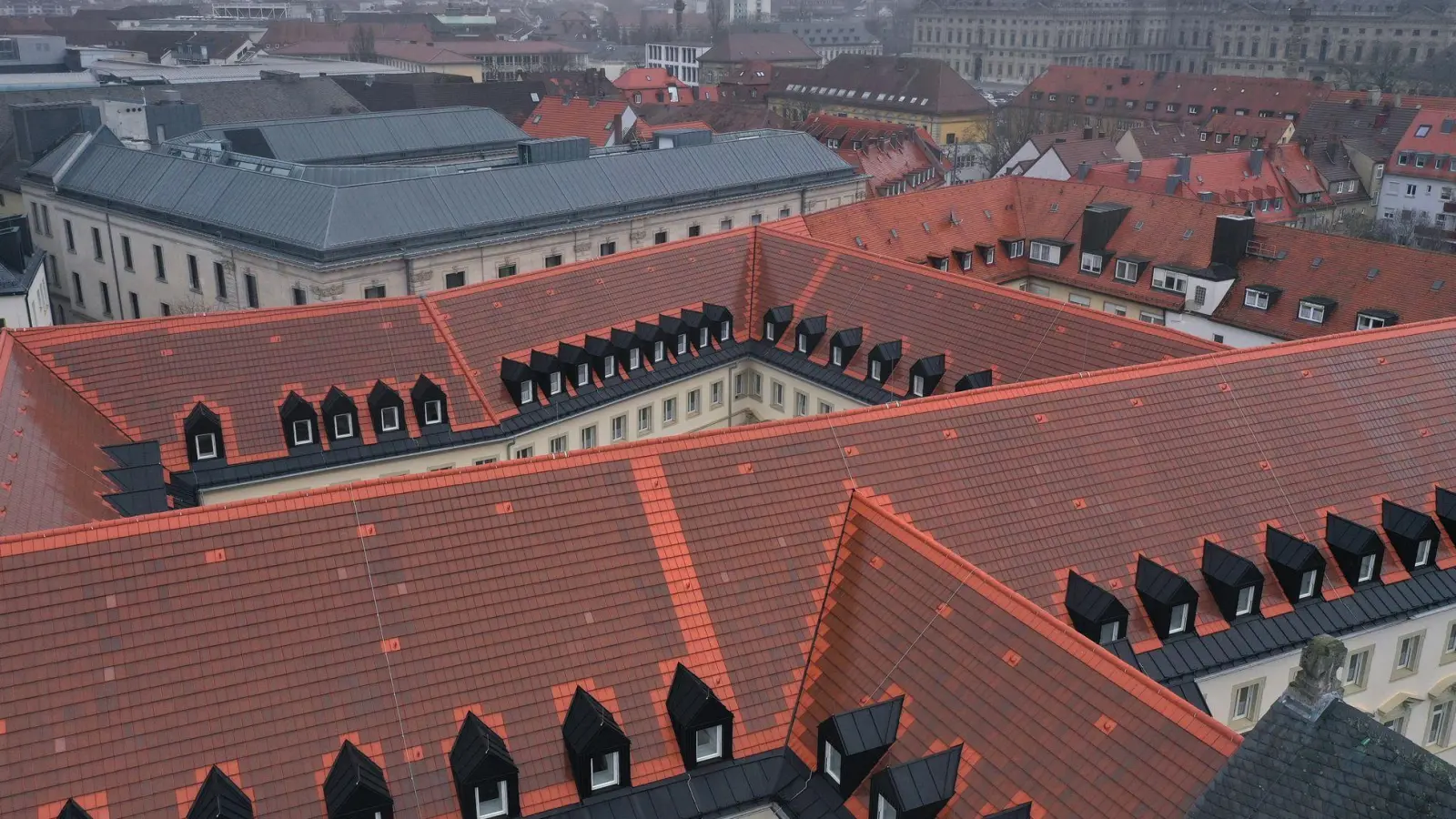 20.000 Solarziegel wurden auf dem Dach des Kongregationshauses integriert.  (Foto: Karl-Josef Hildenbrand/dpa)