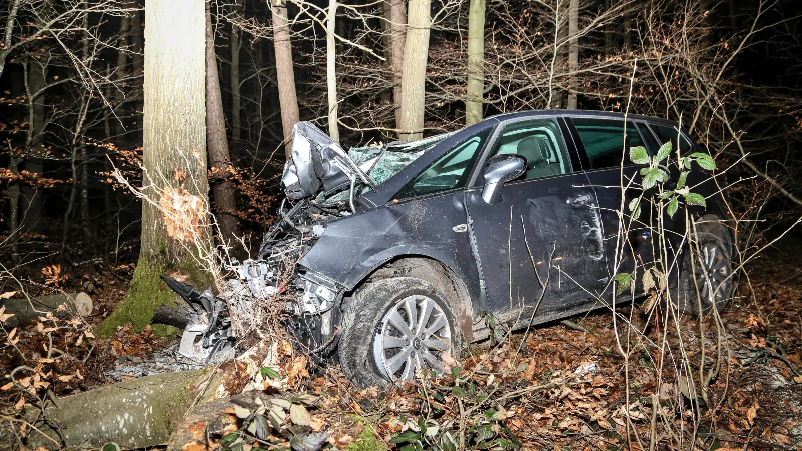 Schwer verletzt wurde am Mittwochabend ein Mann bei einem Verkehrsunfall nahe Schillingsfürst. (Foto: Tizian Gerbing)