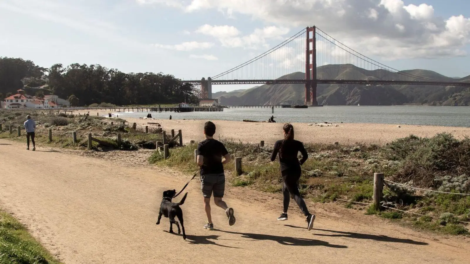 Das Crissy Field in San Francisco war einst ein Militärflugplatz - heute ist es Naturschutzgebiet und beliebtes Ausflugsziel. (Foto: Louis Raphael/SFTA/Louis Raphael/SFTA/dpa)