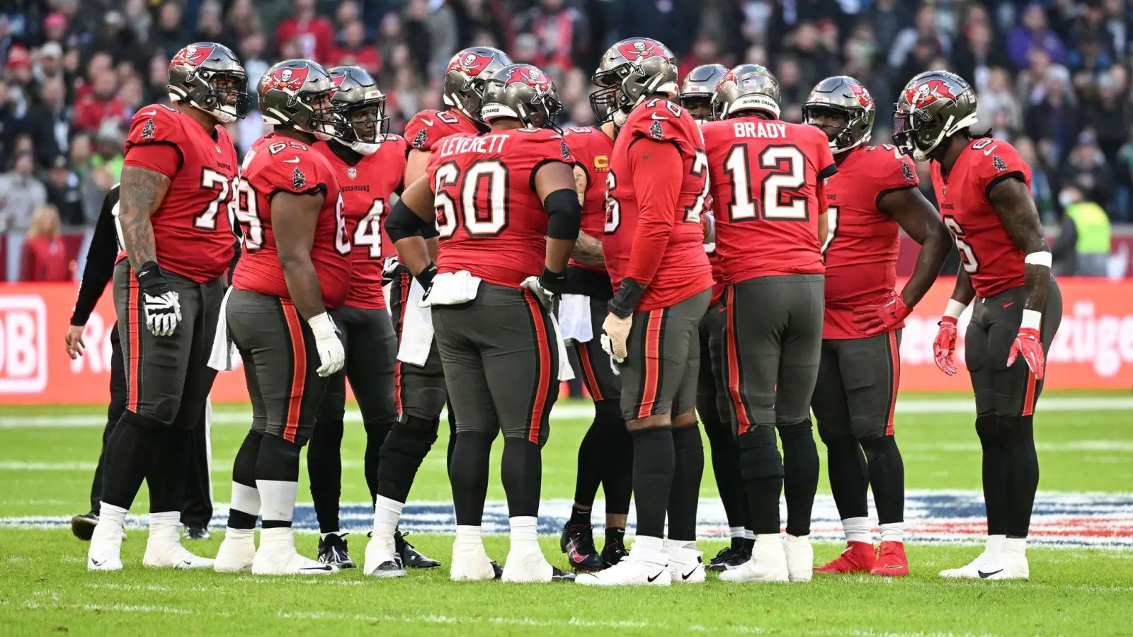 Tom Brady (3.v.r), Quarterback der Tampa Bay Buccaneers, steht mit seinen Teamgefährten zusammen. (Foto: Sven Hoppe/dpa/Archivbild)