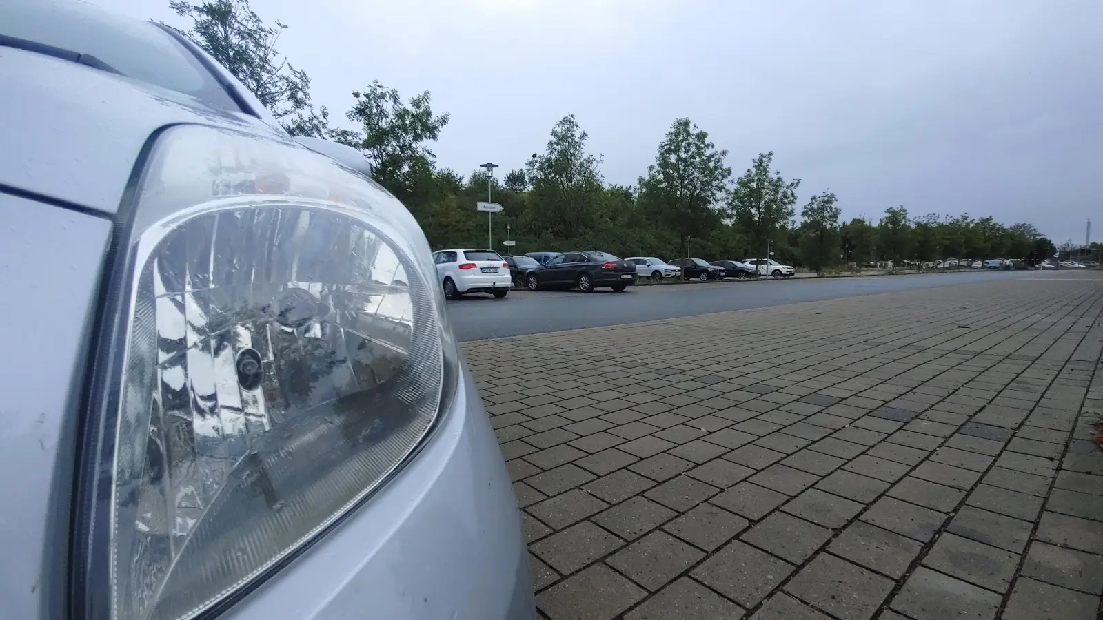 Auf dem Parkplatz an der Bad Windsheimer Straße könnte ein Parkhaus entstehen. (Foto: Katrin Merklein)