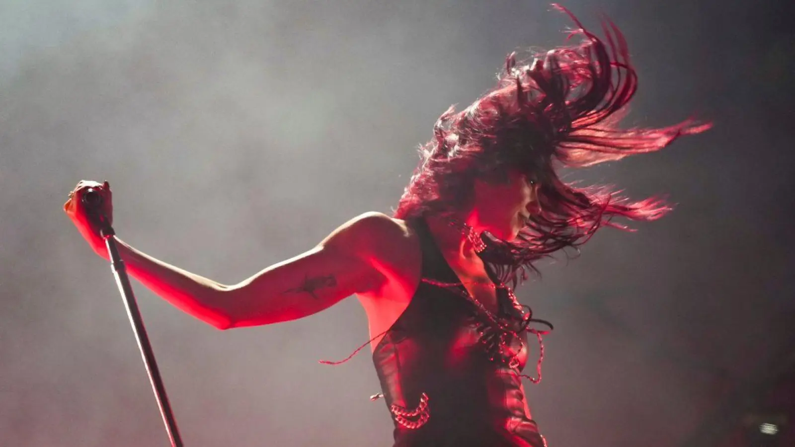 Dua Lipa performt während des Glastonbury Festivals auf der Worthy Farm. (Foto: Scott A Garfitt/Invision/AP/dpa)