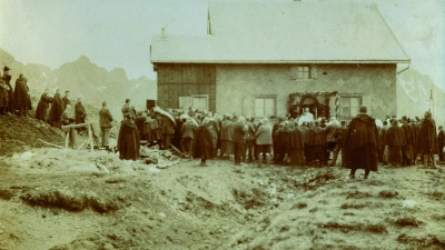 Das Foto aus dem Jahr 1906 zeigt die Eröffnung der Ansbacher Hütte in den Lechtaler Alpen. Mit Ausnahme der Jahre 1945 bis 1956 war die Hütte im Besitz der Ansbacher Sektion des Deutschen Alpenvereins. (Foto: privat)