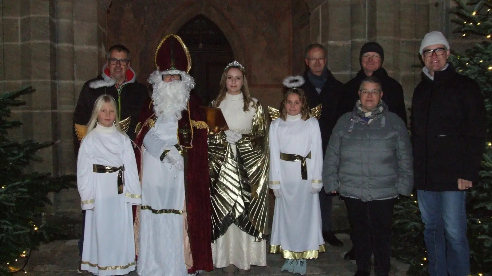 Freuten sich, dass der Feuchtwanger Weihnachtsmarkt jetzt losging (von rechts): Bürgermeister Patrick Ruh, Dekanin Uta Lehner, Stadtpfarrer Christoph Matejczuk (dahinter), Spitze“-Vorsitzender Jürgen Kiderlen, Engel Matilda Krommer, Christkind Lisa Zeh, Nikolaus Sonja Köpke, der städtische Veranstaltungsmanager Wolfgang Guttropf und Engel Verni Mader. (Foto: Jasmin Kiendl)