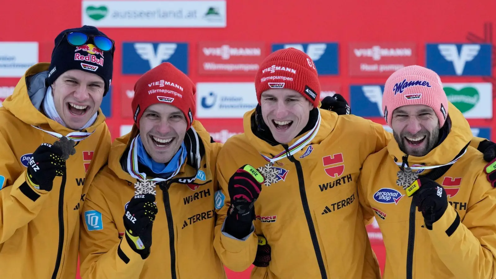 Die deutschen Skiflieger Andreas Wellinger (l-r), Stephan Leyhe, Karl Geiger und Pius Paschke freuen sich über die Bronzemedaille. (Foto: Matthias Schrader/AP)