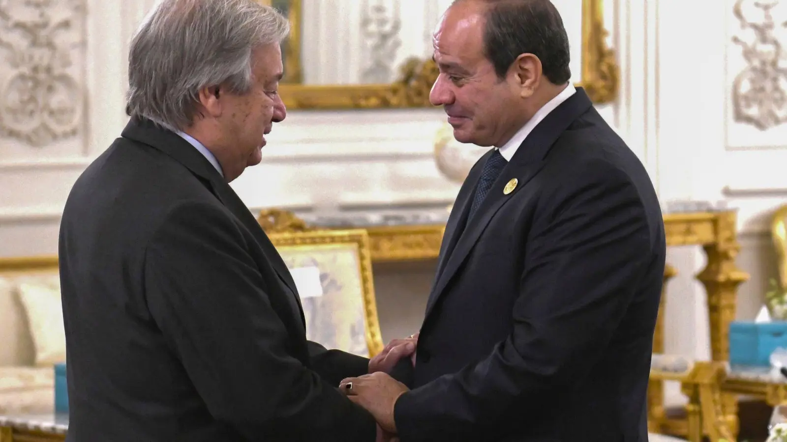 Abdel Fattah el-Sissi (r), Präsident von Ägypten, begrüßt Antonio Guterres, Generalsekretär der Vereinten Nationen. (Foto: Uncredited/Egyptian Presidency Media Office/AP/dpa)