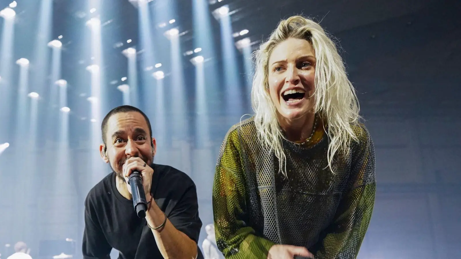 Mike Shinoda (l) und Emily Armstrong, die neue Frontfrau von Linkin Park. (Foto: Jordan Strauss/Invision/AP/dpa)