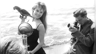 Brigitte Bardot wird während der Filmfestspiele von Cannes in den Fünfzigern am Strand mit einem Papagei in der Hand fotografiert. (Archivfoto)  (Foto: --/AFP Intercontinentale/dpa)