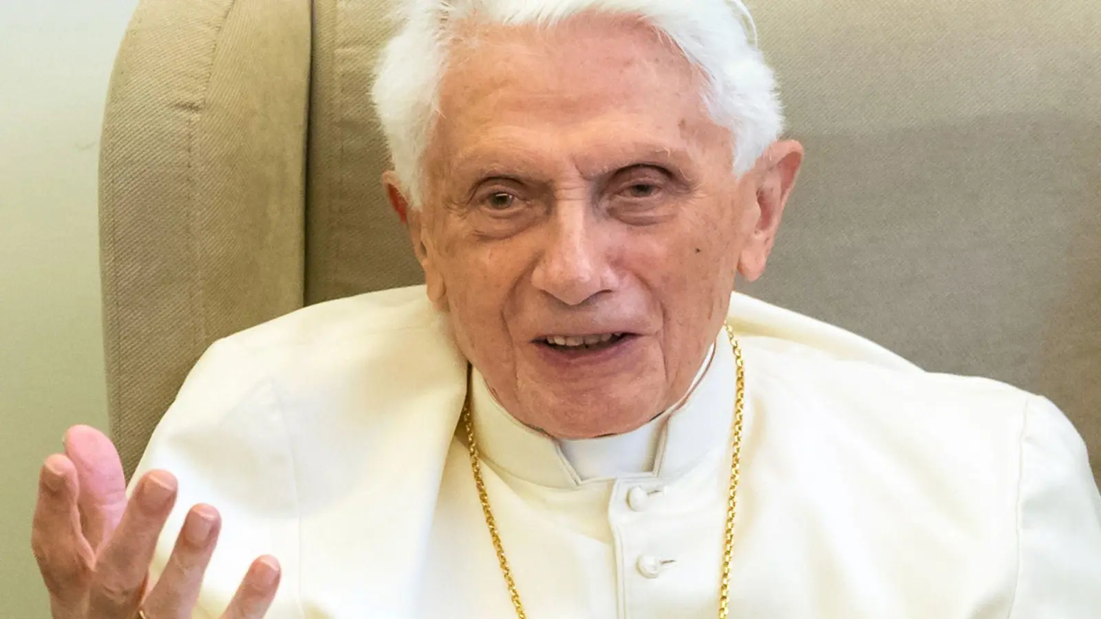Der emeritierte Papst Benedikt XVI. gibt ein Interview. (Foto: Daniel Karmann/dpa/Archivbild)