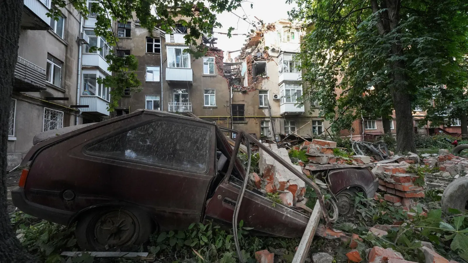 Mindestens sechs Menschen starben durch einen russischen Luftangriff auf ein Krankenhaus in der ukrainischen Stadt Sumy. (Archivbild) (Foto: Andrii Marienko/AP/dpa)