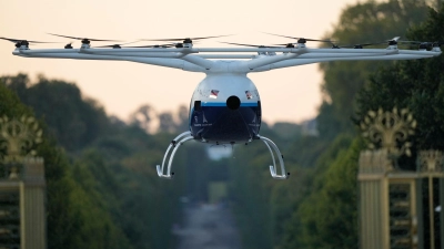 Eigentlich wollte Volocopter schon im Sommer zu den Olympischen Spielen Passagiere befördern. Nun hat das Unternehmen ganz andere Sorgen. (Archivbild)  (Foto: Mosa'ab Elshamy/AP/dpa)