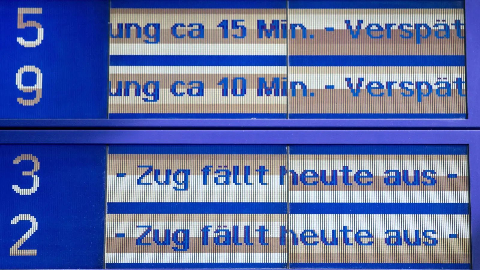 Die Bahn hinkt beim Thema Pünktlichkeit auch im November den eigenen Ansprüchen hinterher. (Foto: Christoph Reichwein/dpa)