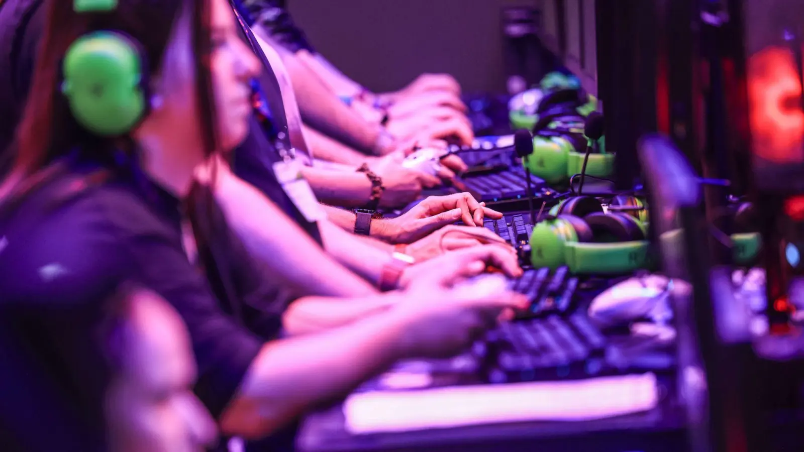 Computerspielerinnen und Computerspieler sitzen im August 2024 bei der Messe Gamescom vor Bildschirmen.  (Foto: Oliver Berg/dpa)