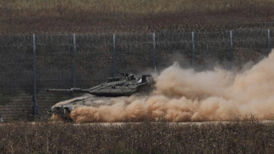 Ein israelischer Panzer bewegt sich in der Nähe der Grenze zwischen Israel und Gaza. (Foto: Tsafrir Abayov/AP/dpa)