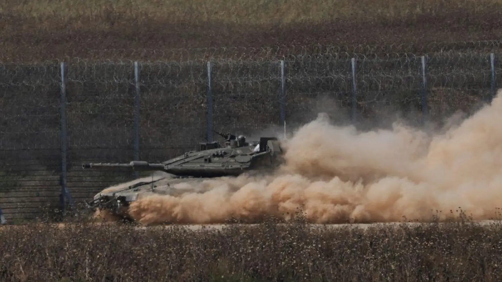 Ein israelischer Panzer bewegt sich in der Nähe der Grenze zwischen Israel und Gaza. (Foto: Tsafrir Abayov/AP/dpa)