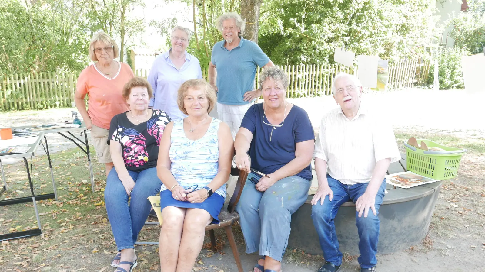 Die Gruppe mit Gaby Rühling (hinten, links) vor dem Atelier. (Foto: Roman Kocholl)